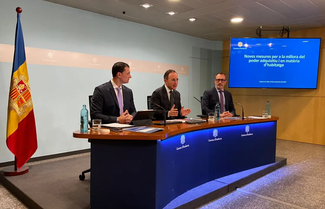 Els ministres Jordi Gallardo i Víctor Filloy i el cap de Govern, Xavier Espot, han presentat la nova llei de mesures urgents.