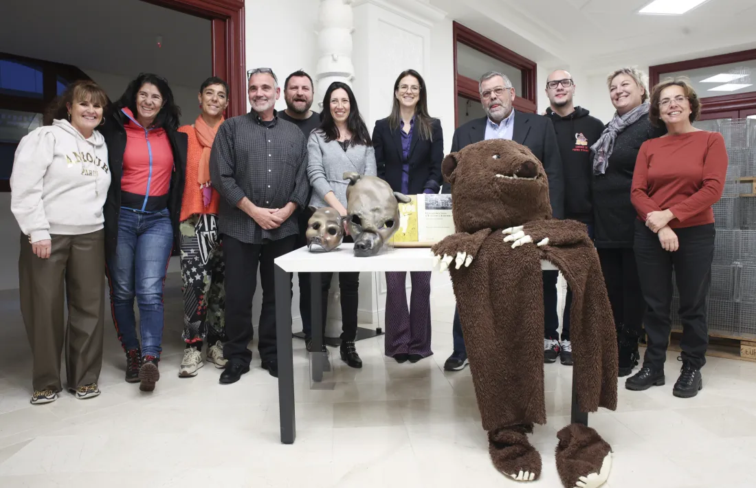 Foto de família amb les associacions, els comuns d'Encamp i Ordino i també el ministeri de Cultura, les tres potes de la candidatura de l'Ossa a la Unesco, avui al Rosaleda.