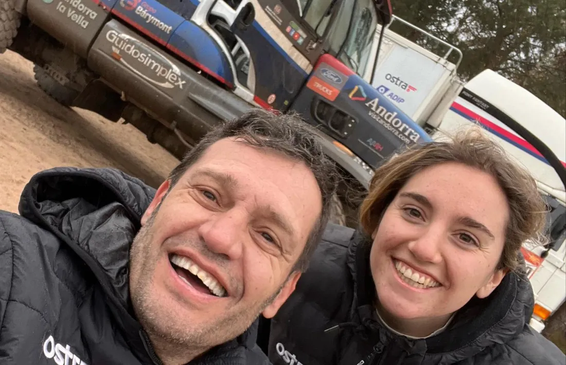 Albert Llovera i Margot Llobera i al darrere, el camió Ford.