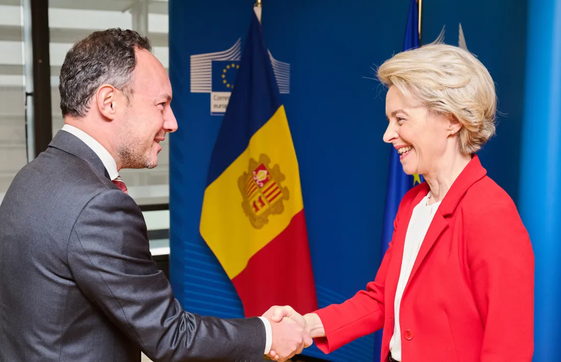 El cap de Govern saluda la presidenta de la Comissió Europea, Ursula von der Leyen, avui a Brussel·les.