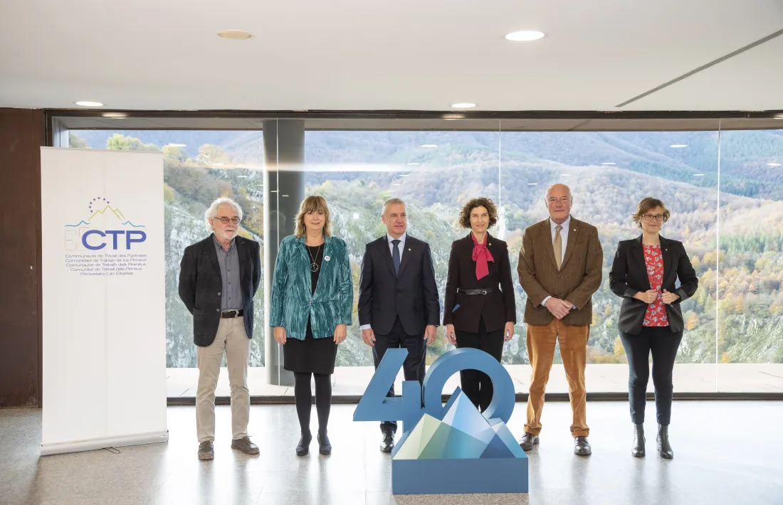 Foto de família del consell plenari de la Comunitat de Treball dels Pirineus.