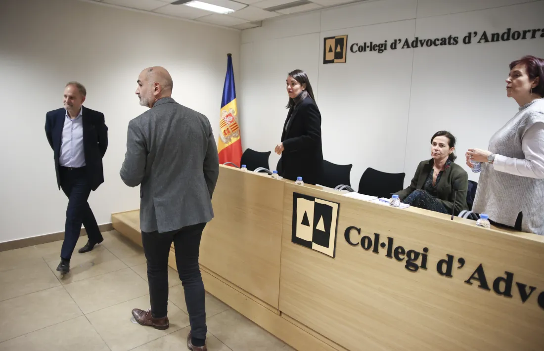 Els membres de la junta del Col·legi d’Advocats abans de la roda de premsa.