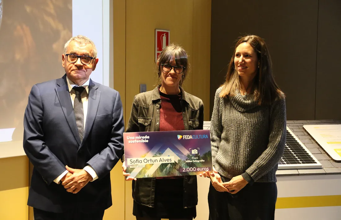 Sofia Ortun recollint el seu premi al costat del director general de FEDA, Albert Moles.