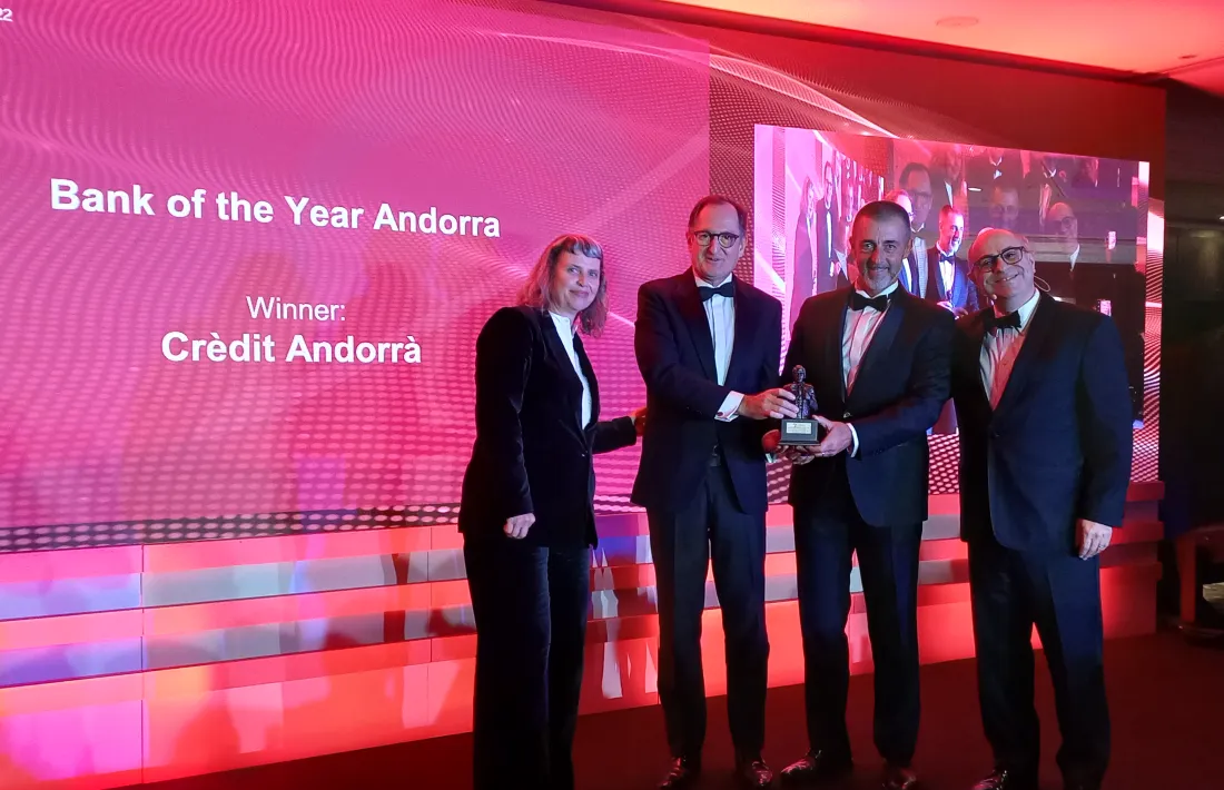 Antoni Pintat, president del Consell d’Administració de Crèdit Andorrà, i Xavier Cornella, conseller delegat, recullen el premi a Londres.