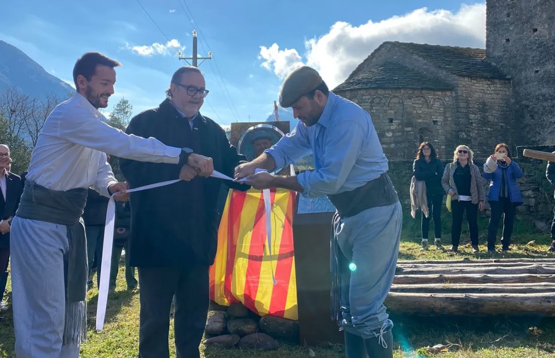 Aleix, Portet i Ferré, en la inauguració oficial del monument. 