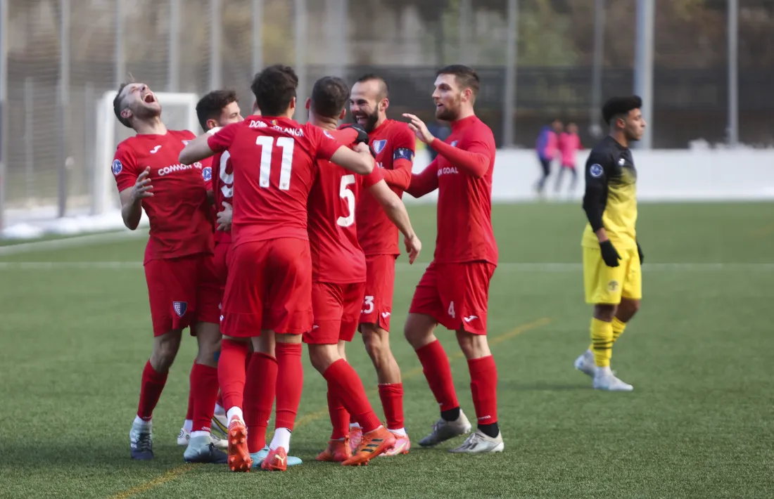 Els jugadors de l’Inter celebren un dels dos gols contra la UE Santa Coloma.