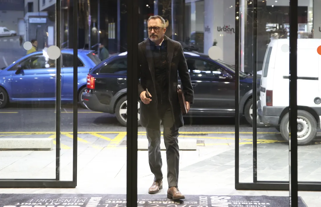 El ministre de Territori i Habitatge, Víctor Filloy, arribant a l’establiment que va acollir la trobada amb la premsa.