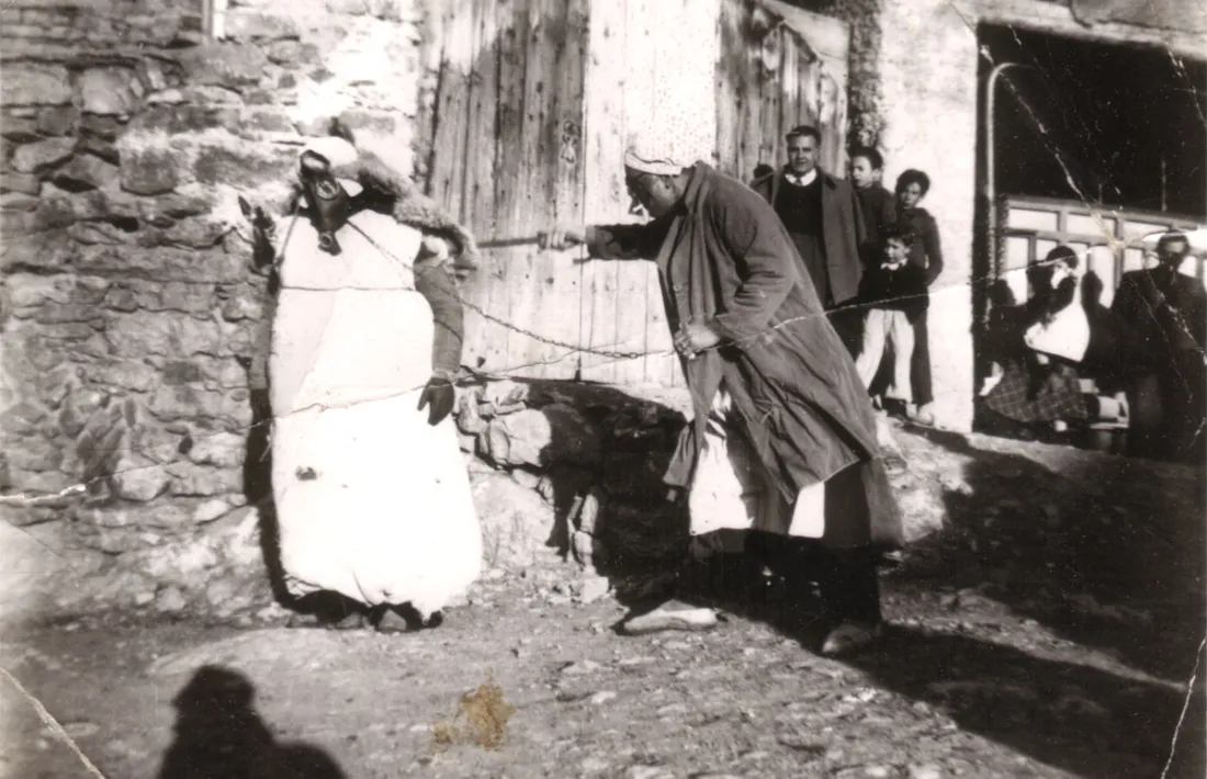 L’Ossa a Vilanova de Banat el 1954. El personatge anava recobert de pells i amb la cara tapada amb una màscara antigàs. 