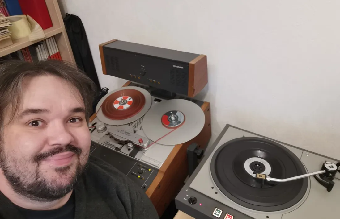 Milling, a l’estudi amb la platina i l’aparell de cinta oberta que utilitza per restaurar els programes que s’han conservat en casset.