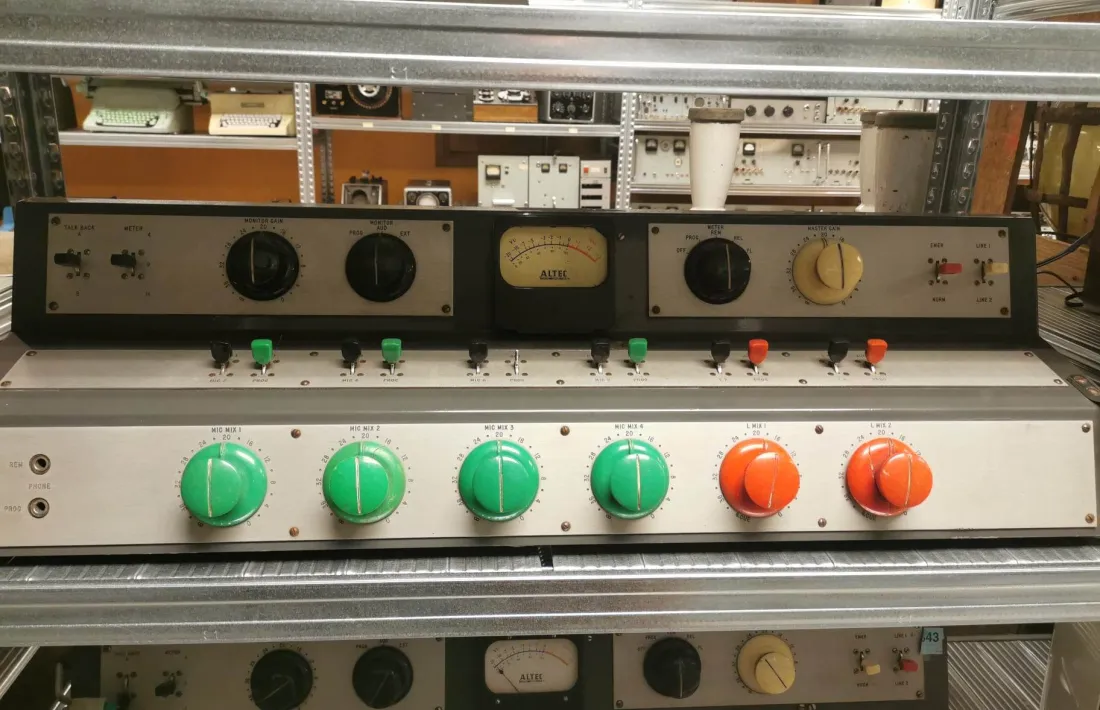 La taula de mescles dels anys 60 que hi havia als estudis del Roc de les Anelletes i que s’ha conservat en condicions òptimes, diu Milling, i que avui es conserva a l’Avançadet.