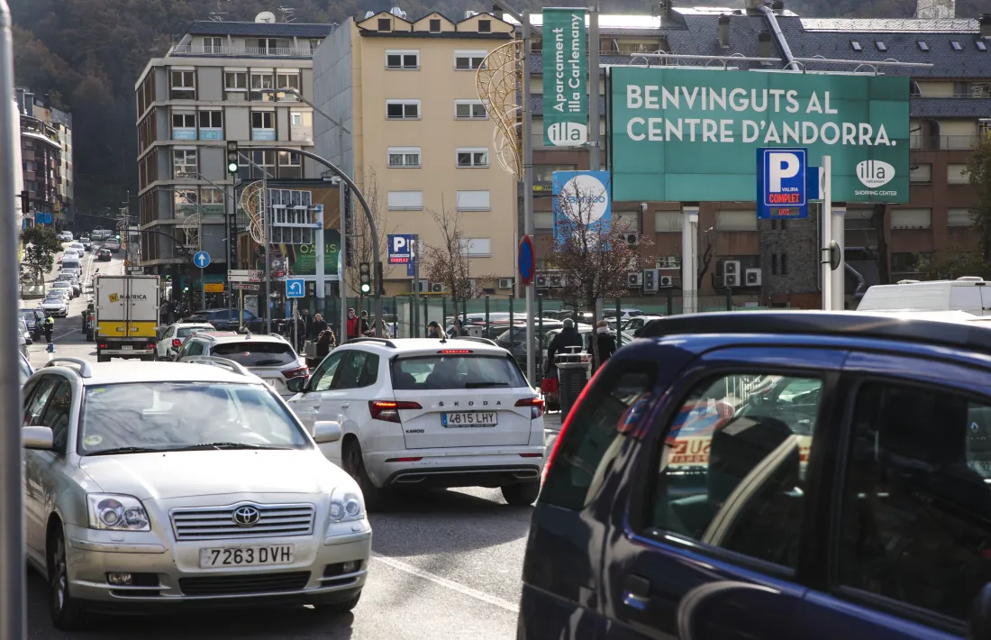 L’entrada de vehicles pel festiu a Espanya va causar importants retencions al centre de la capital.
