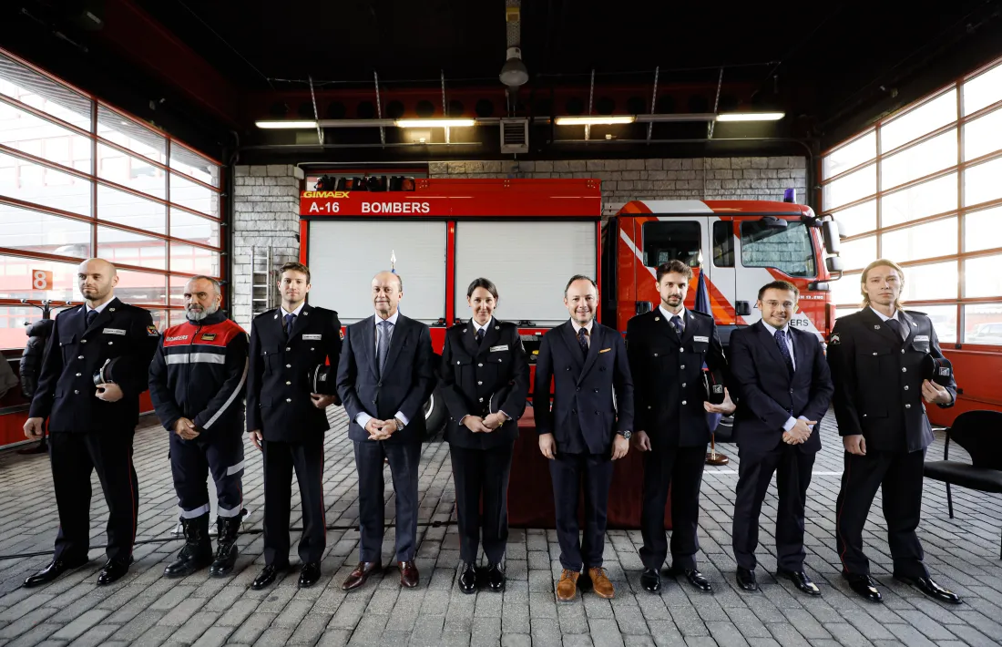 Els cinc nous bombers, amb el director adjunt del cos, el cap de Govern i el ministre i secretari d’Estat de Justícia i Interior.