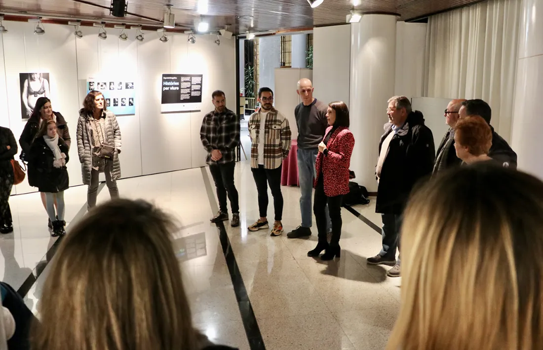 Un moment de la inauguració de l’exposició fotogràfica 'Històries per viure', avui.