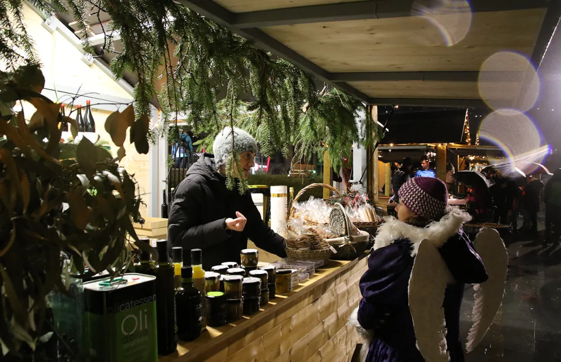 Visitants a les parades de la plaça de la Closa, aquest dijous al vespre.