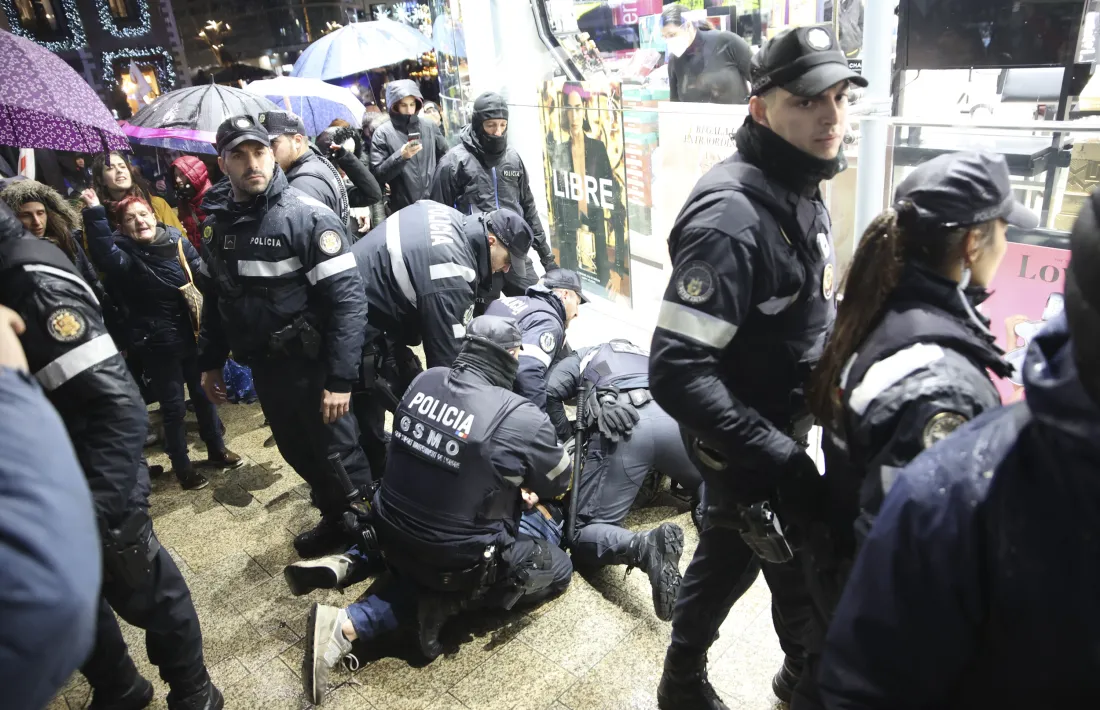 Moment en què els agents redueixen i detenen l’home que els insultava.
