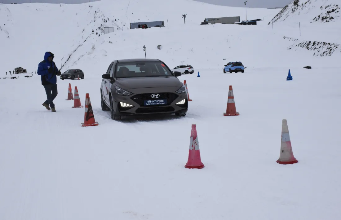 Un moment del curs de conducció sobre neu adreçat als joves.