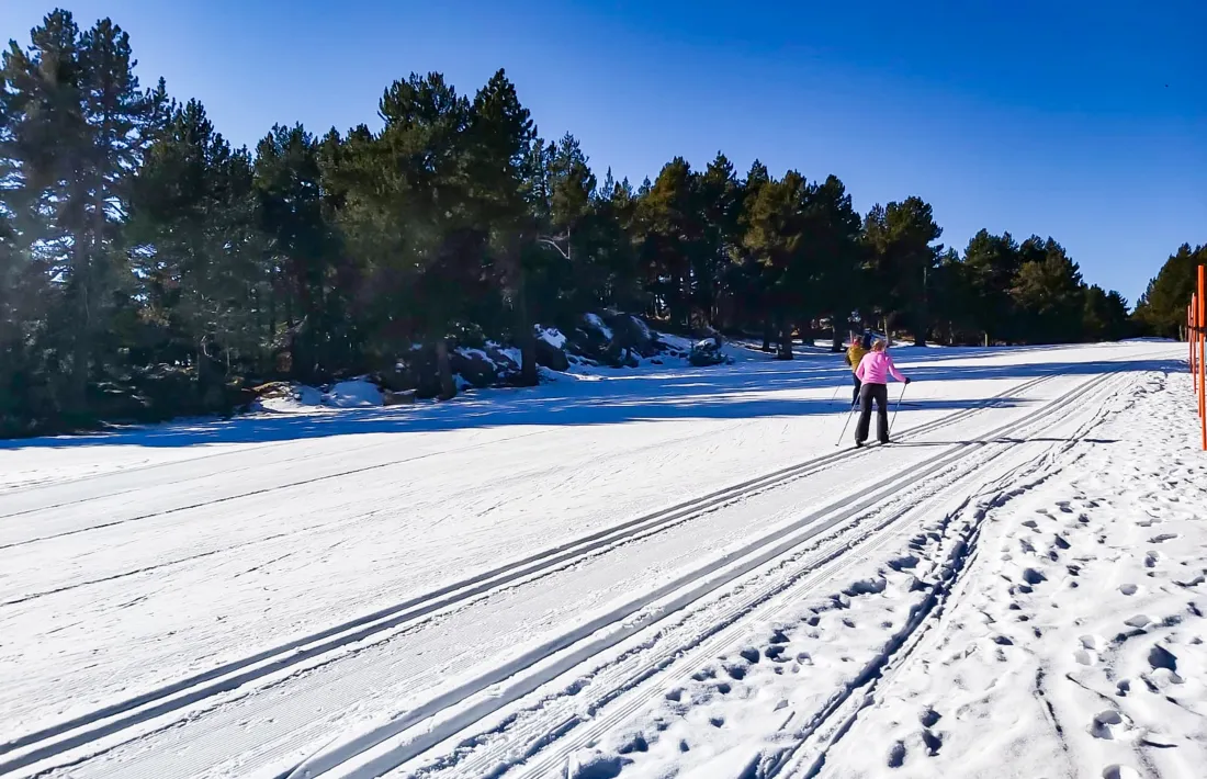 Esquiadors de nòrdic a les pistes de Naturland.
