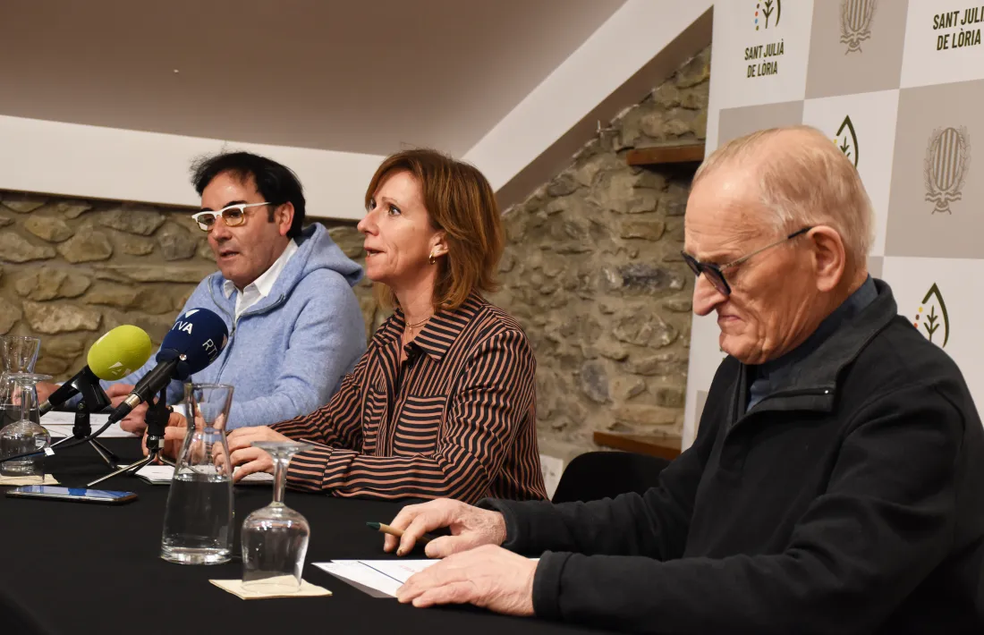 La cònsol menor de Sant Julià de Lòria, Mireia Codina, mossèn Pepe Chisvert i l'arxiprest de les Valls d'Andorra, Ramon Sàrries, durant la roda de premsa d'aquest dilluns.
