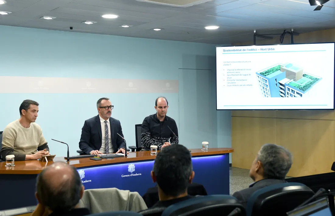 El ministre Filloy, amb els arquitectes Jacint Gil i Pau Iglesias, va presentar ahir la fase d’edificació dels habitatges de Borda Nova.