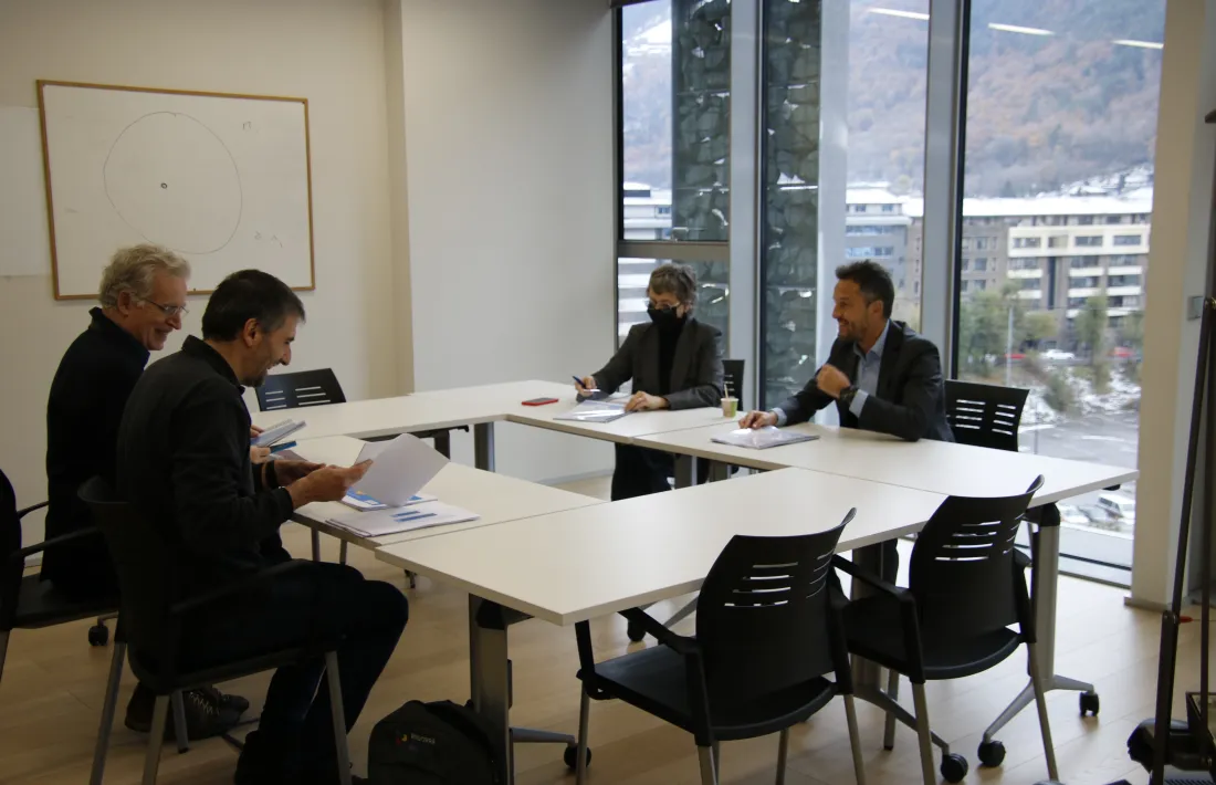 Un moment de la reunió del PS amb el director d'Unicef i el coordinador de l'àrea de sociologia de l'ARI.