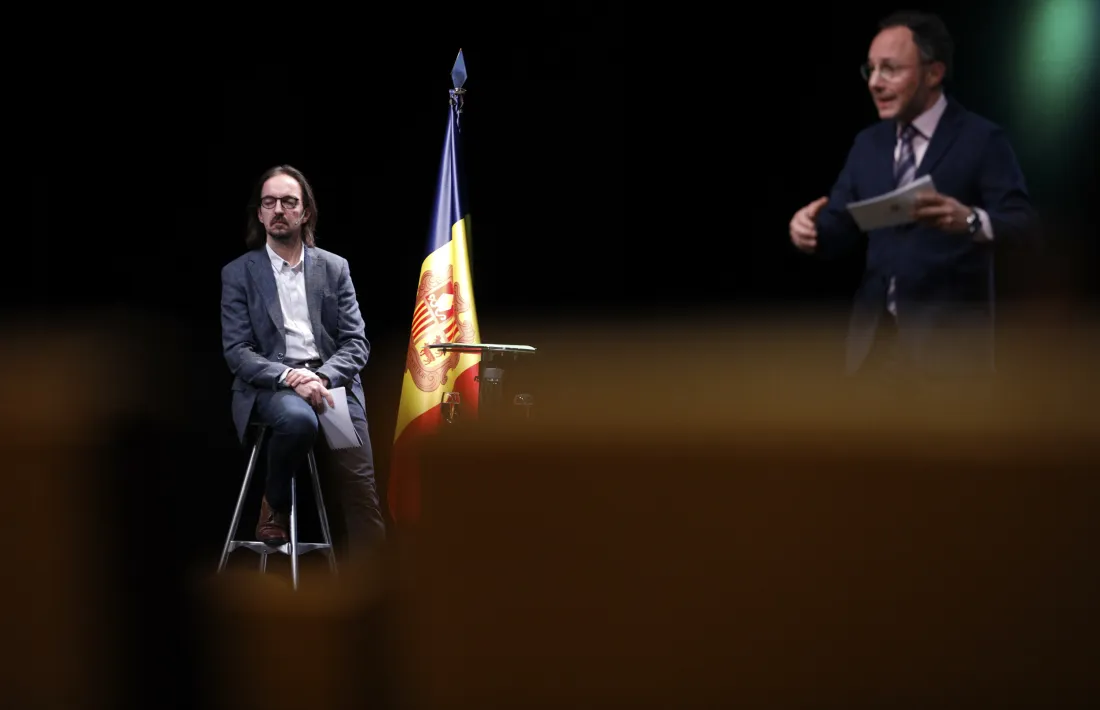 El secretari d’Estat d’Afers Europeus, Landry Riba, i el cap de Govern, Xavier Espot, durant la reunió pública d’ahir al Centre de Congressos de la capital.