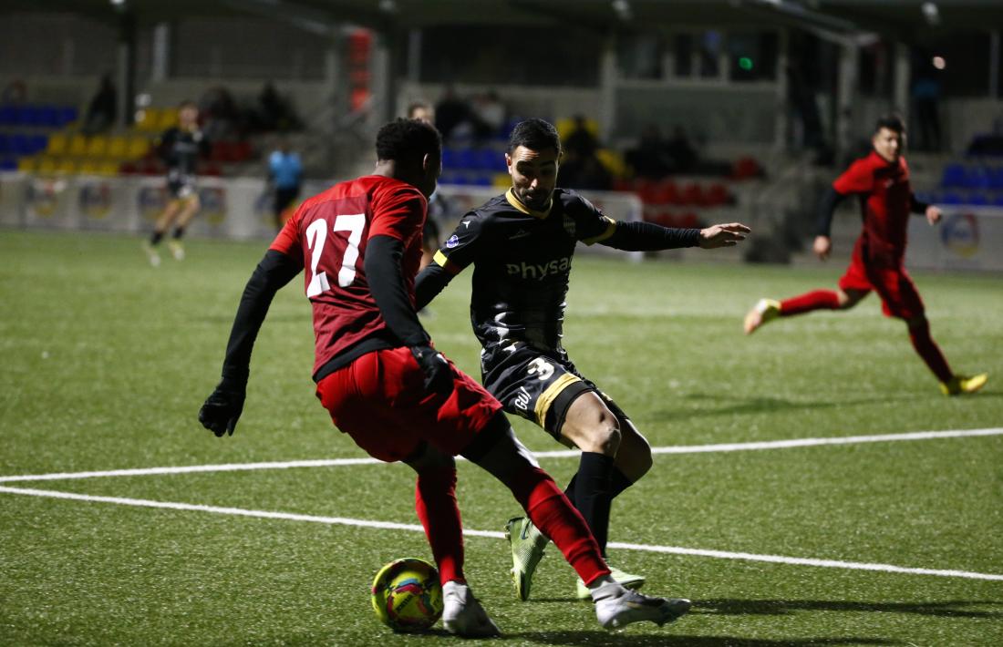 Brayan Caicedo defensat per Marc García.