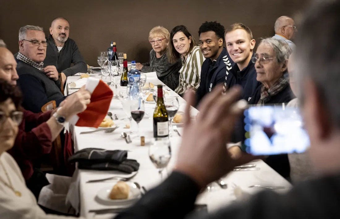Els jugadors del BC MoraBanc van recuperar tot un clàssic, el dinar de Nadal amb els padrins.