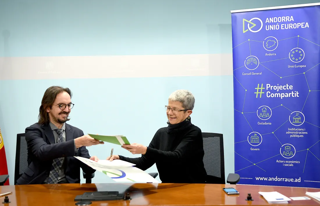 Landry Riba i Claire Sarda-Vergès durant la firma del conveni.