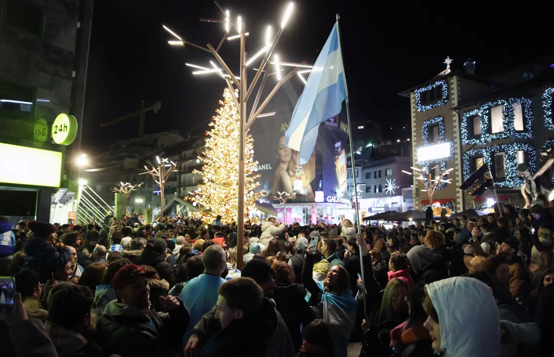 Un moment de la celebració del triomf argentí a la plaça de la Rotonda.