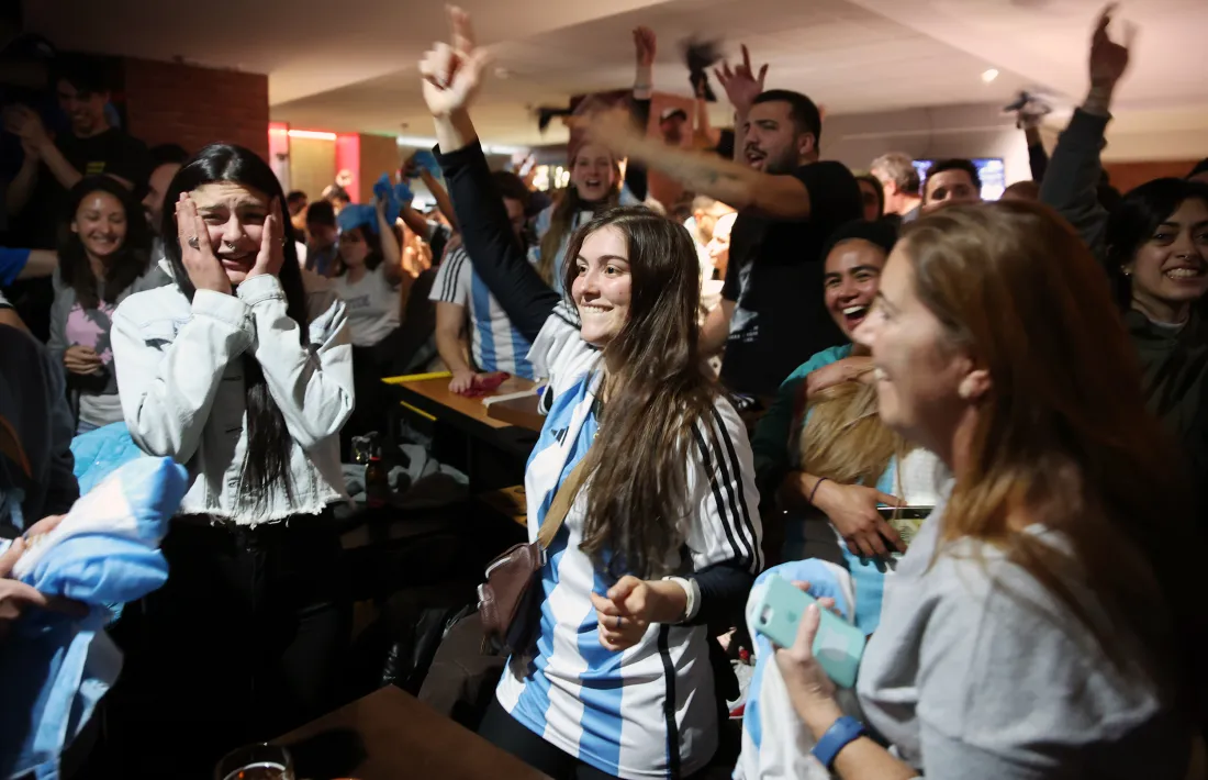 Una part de la nombrosa comunitat argentina, molts d’ells temporers, van celebrar el títol de campions del món del seu país a l’Emoció del Fener d’Escaldes-Engordany.