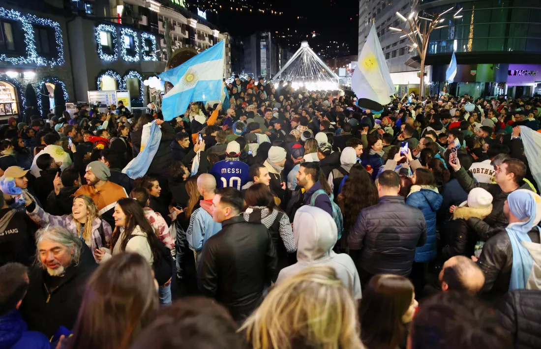 La plaça de la Rotonda es va omplir d'aficionats d'Argentina.