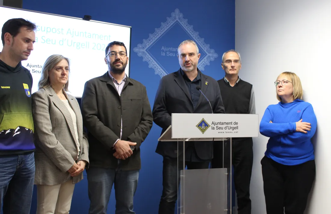 El regidor d'Hisenda, acompanyat de Viaplana i part de l'equip de govern, presentant els comptes, aquest matí. 