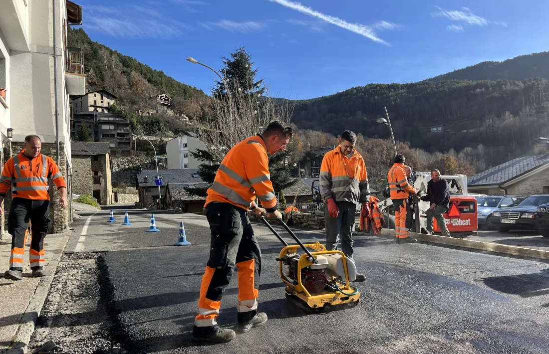Un instant de les obres de pavimentació a Anyós.