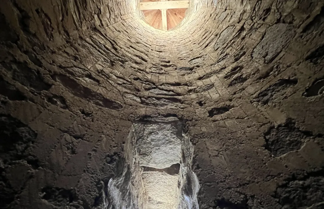Interior del campanar: a la part baixa s’hi han deixat les marques dels encofrats perquè quedi constància física de la intervenció. Totes les finestres, òculs i forats de bastida van al lloc original.