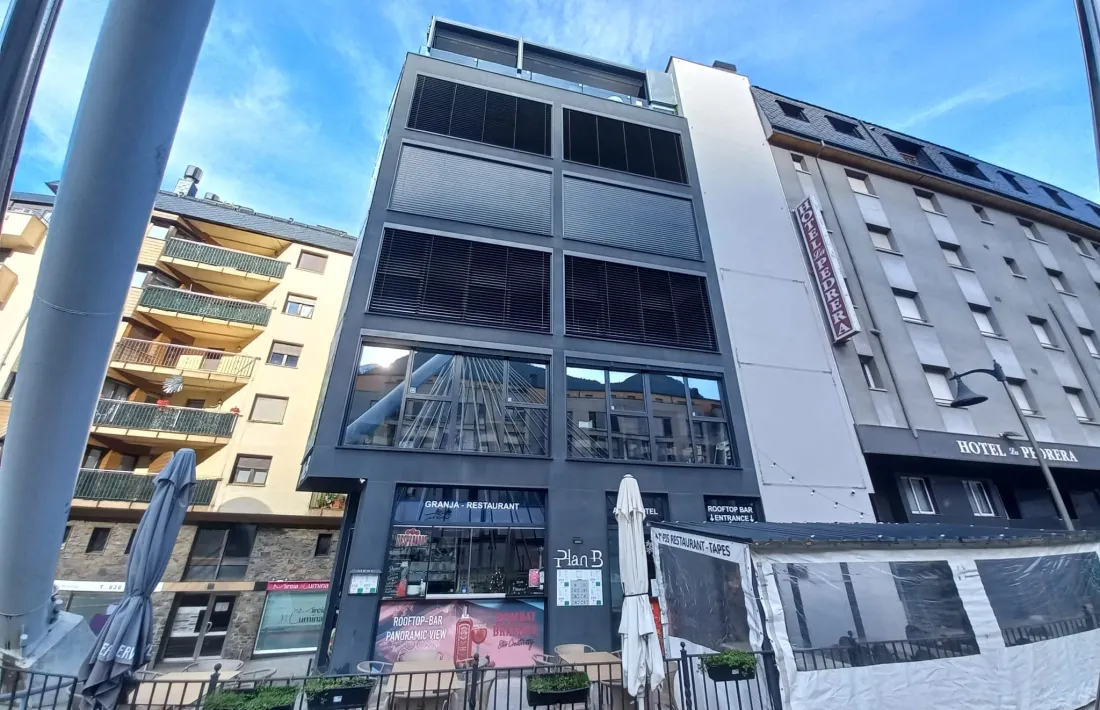 Els inquilins viuen sota del rooftop i sempre tenen les persianes abaixades.