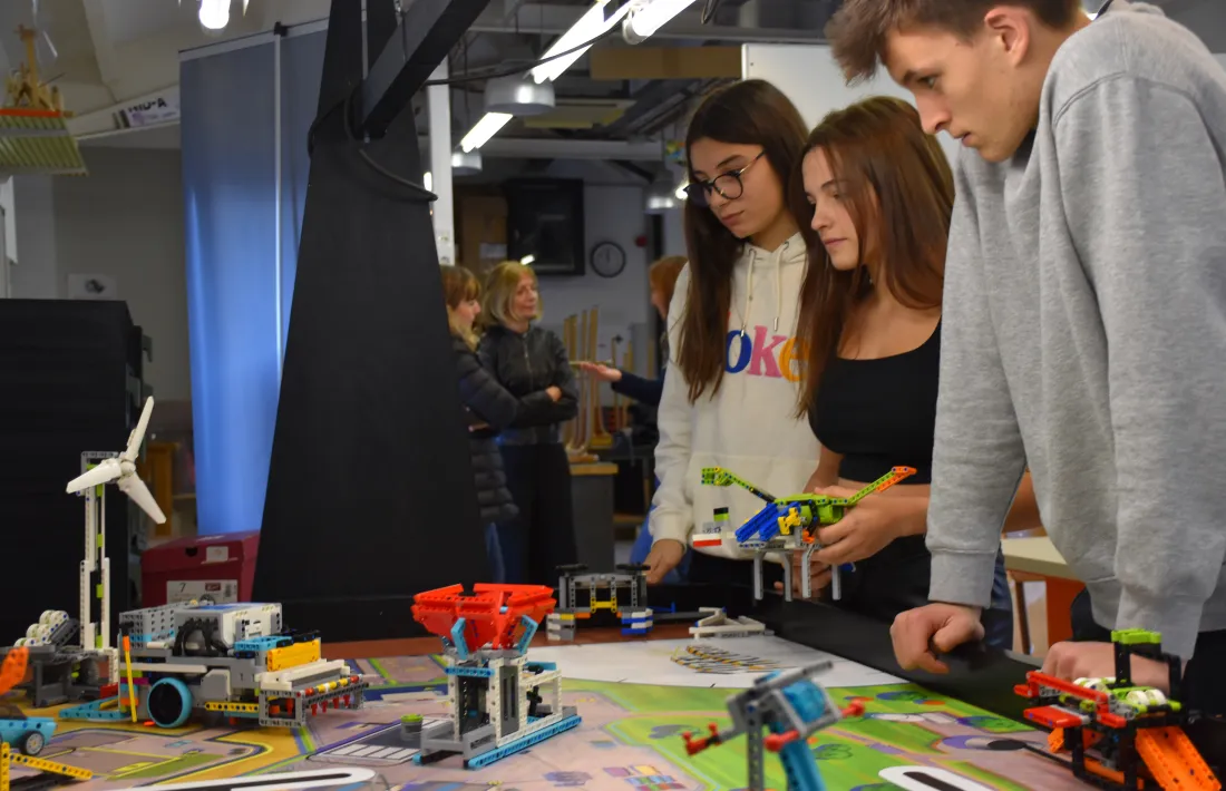 Alumnes del col·legi Sant Ermengol fent pràctiques amb el robot.