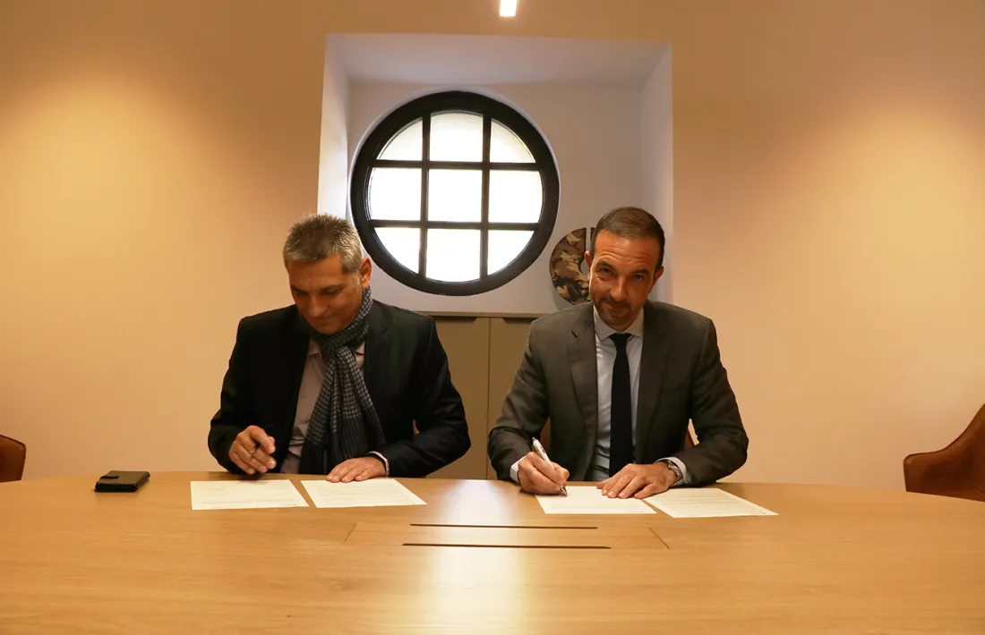 Calligaro i Torres signant el conveni amb l’empresa francesa Arteria, avui.