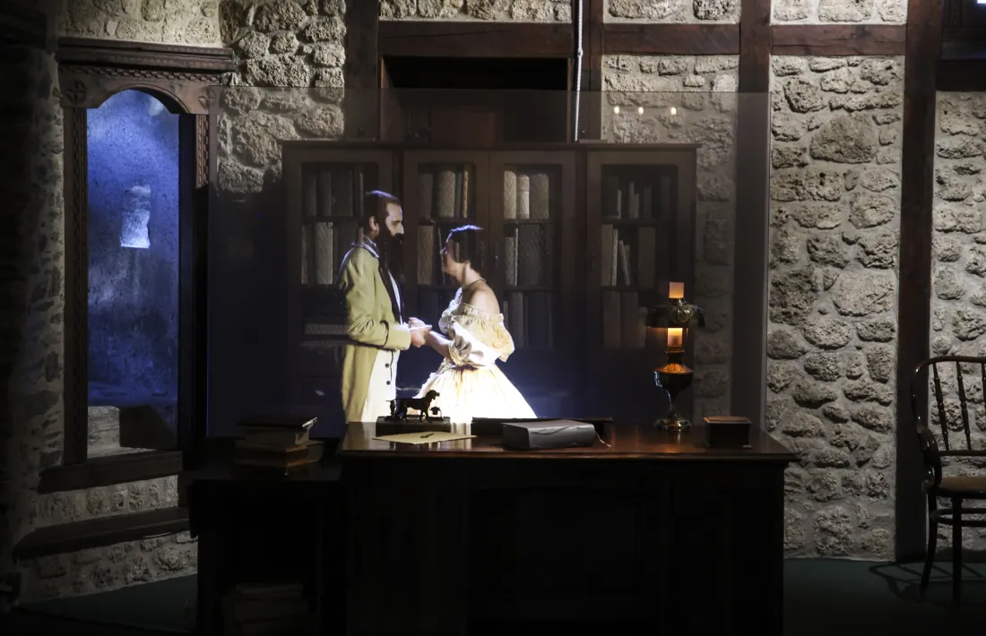 Don Guillem i la seva primera muller, a l'holograma. 