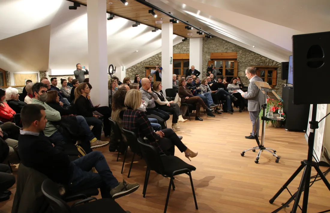 Un instant de la reunió de poble de Sant Julià de Lòria, celebrada a la sala Sergi Mas de la Casa Comuna.
