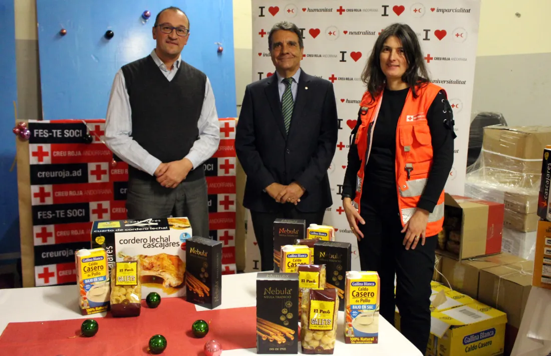 Pol, Grané i Leclerc amb el lot de productes nadalencs per la Botiga Solidària.