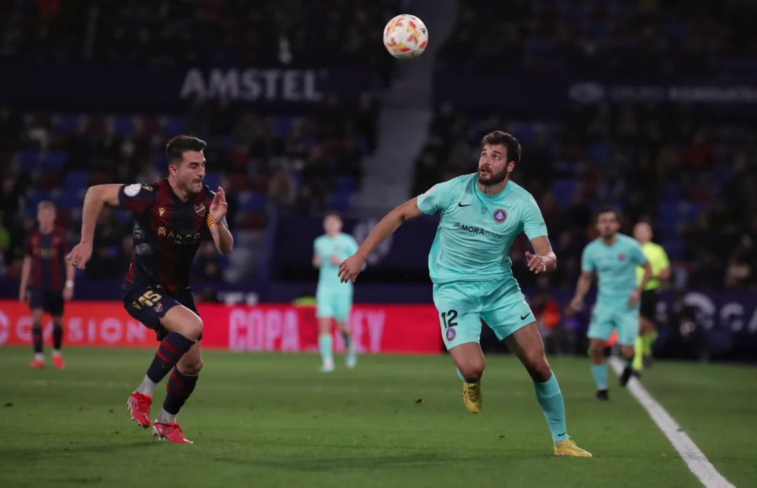 Sinan Bakis va fallar dues ocasions clamoroses de gol contra Joan Femenías i no va poder forçar la pròrroga contra el Llevant.