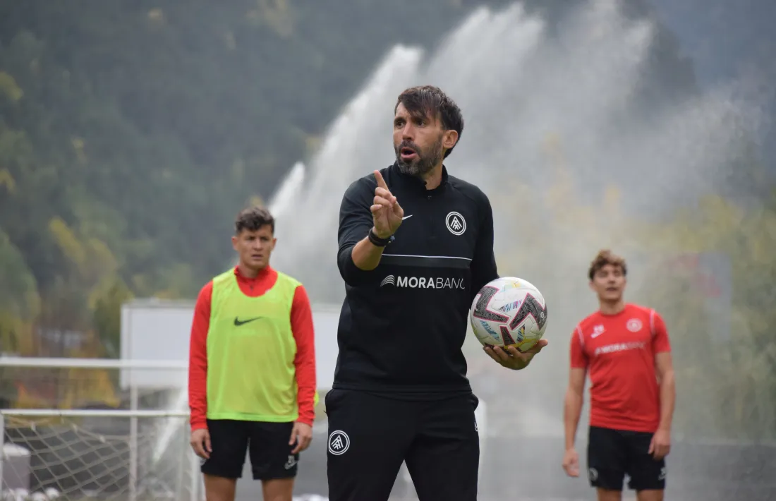 Eder Sarabia, tècnic de l’FC Andorra, té entre les mans la seva aposta: la pilota. El seu estil de joc no s’entén sense ella.