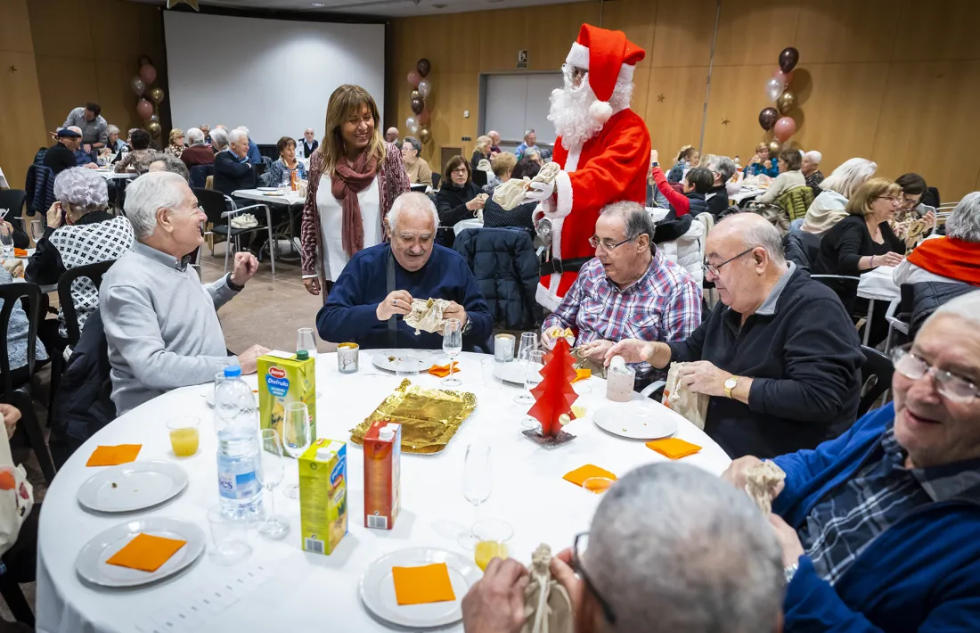 També ha estat present el Pare Noel, que ha repartit regals als padrins. 