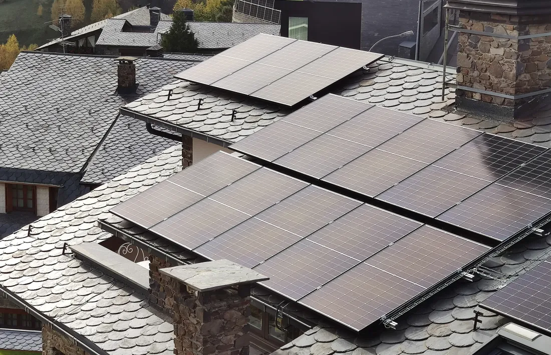 Plaques solars a la teulada d’un edifici del país.