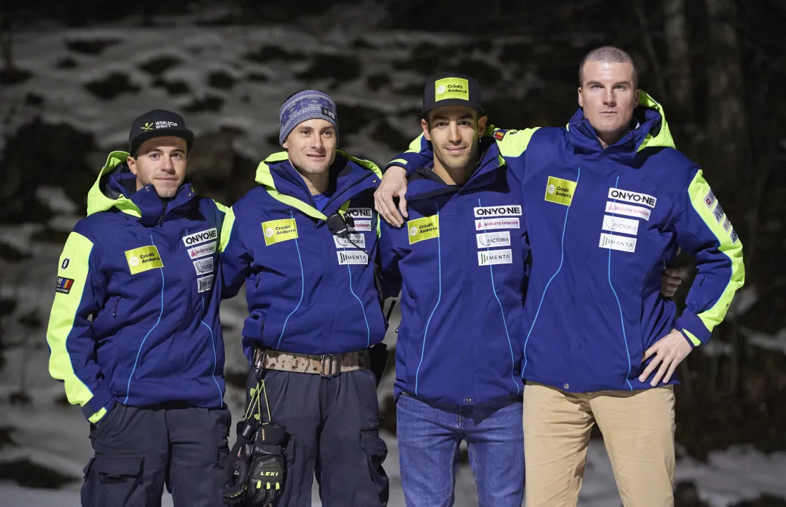 Juan Lago, el primer per la dreta, amb l''staff' de Verdú.