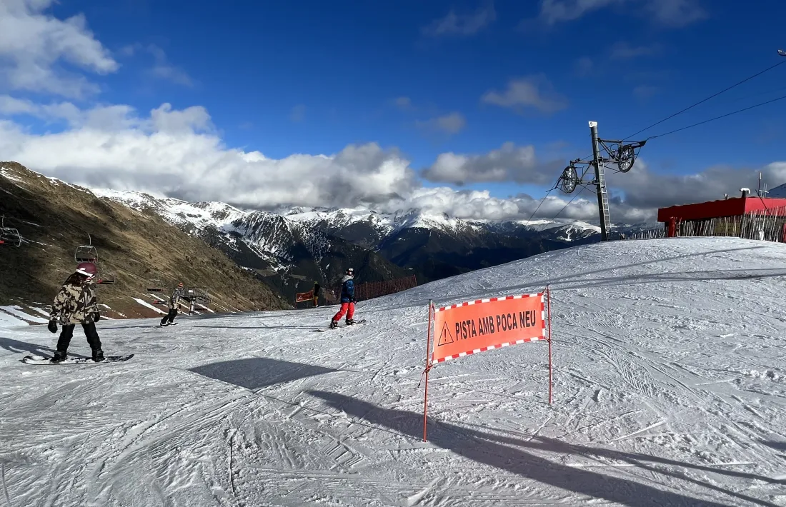 Algunes pistes tenien el cartell de 'pista amb poca neu', ahir.