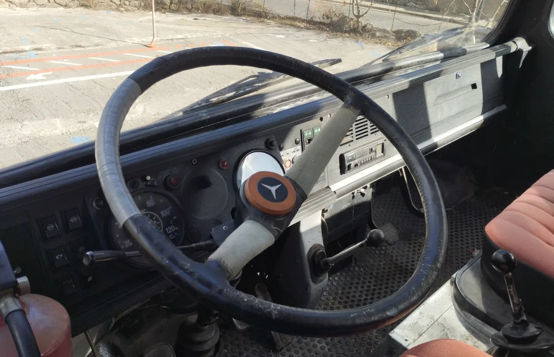 El quadre de comandament del vehicle traspua robustesa.