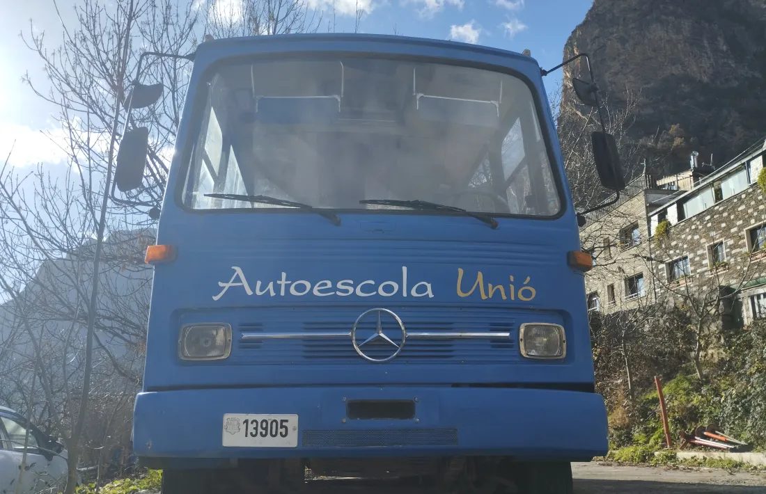 Vista frontal de l'autobús.