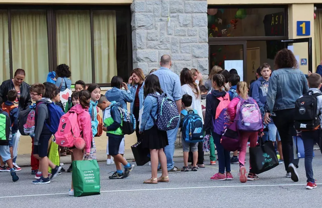 Alumnes a les portes d'un centre educatiu.