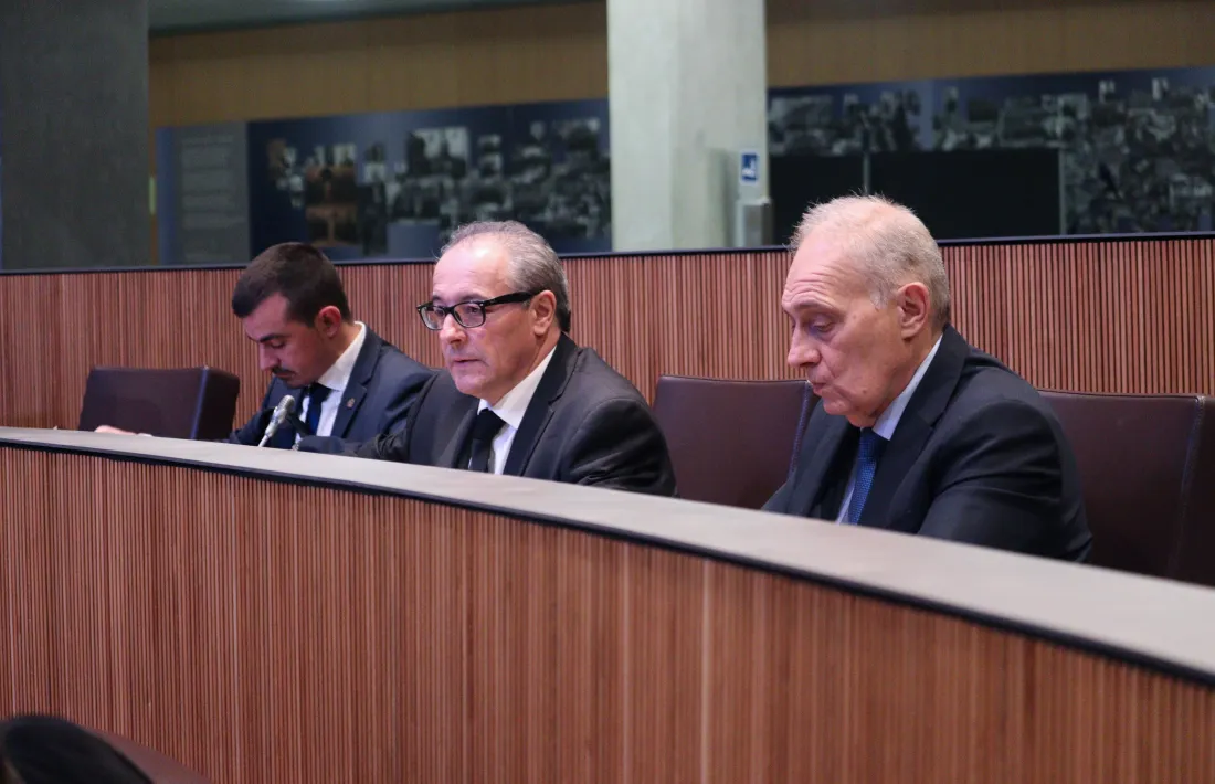 Els tres consellers generals de Terceravia en una sessió a la cambra parlamentària.